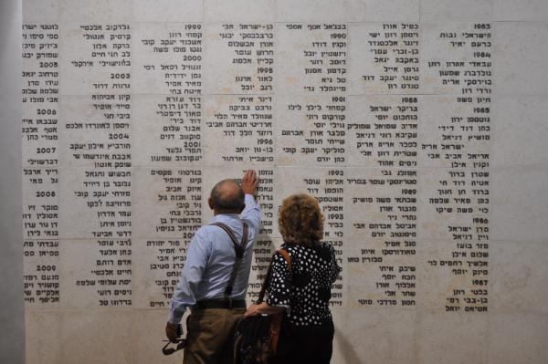 ההורים נדיה וגרישה באתר ההנצחה לחללי גבעתי